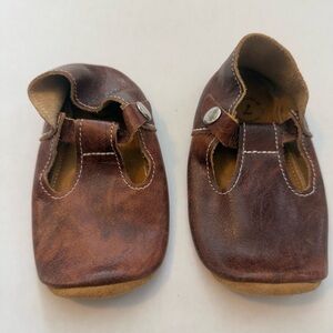 Mon Petit Leather t-strap soft sole Shoes in Saddle